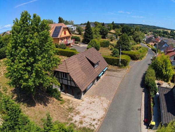 Belle petite maison avec deux garages dans un cadre verdoyant et au calme