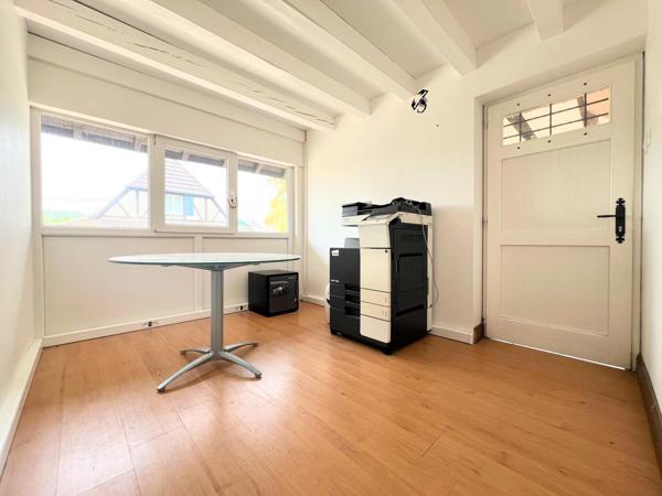 Belle petite maison avec deux garages dans un cadre verdoyant et au calme