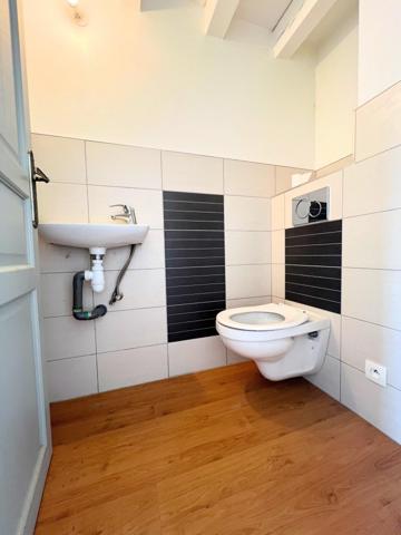 Belle petite maison avec deux garages dans un cadre verdoyant et au calme