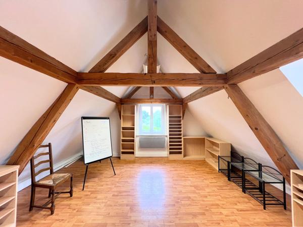 Belle petite maison avec deux garages dans un cadre verdoyant et au calme