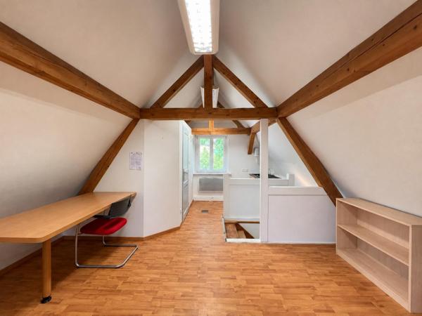 Belle petite maison avec deux garages dans un cadre verdoyant et au calme