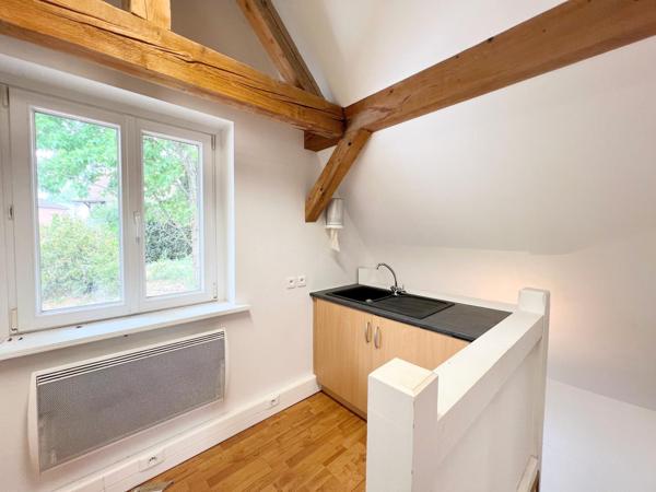 Belle petite maison avec deux garages dans un cadre verdoyant et au calme