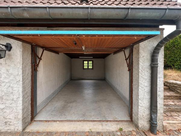Belle petite maison avec deux garages dans un cadre verdoyant et au calme