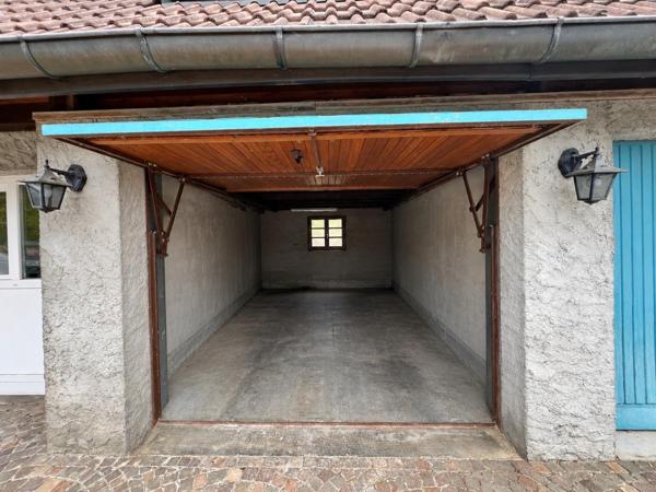 Belle petite maison avec deux garages dans un cadre verdoyant et au calme