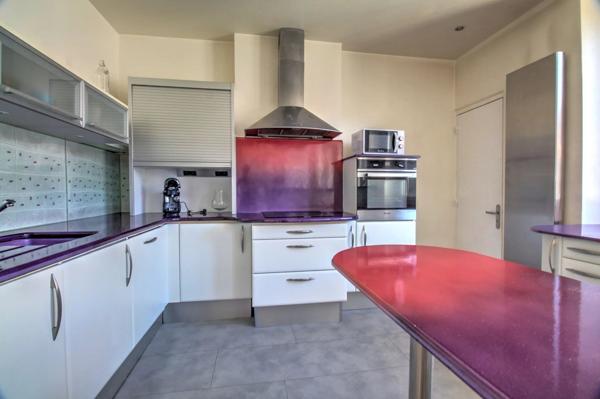 Location                                                      Appartement
                        
                     3 pièces                      72 m2                     à Saint-Étienne