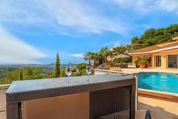 Maison d’architecte vue sur mer, collines et golf