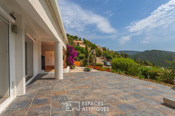 Maison d’architecte vue sur mer, collines et golf