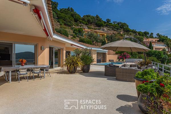 Maison d’architecte vue sur mer, collines et golf