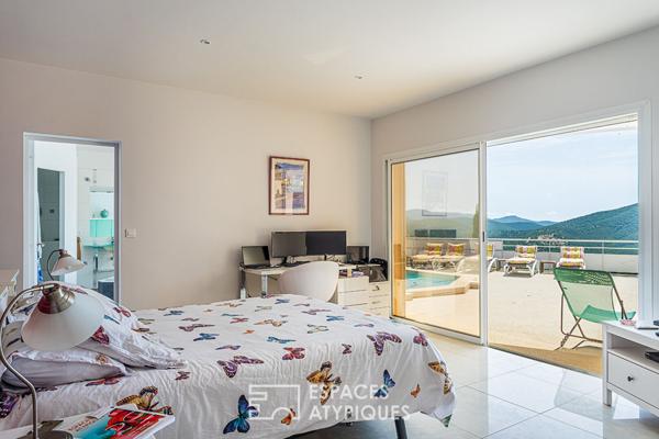 Maison d’architecte vue sur mer, collines et golf