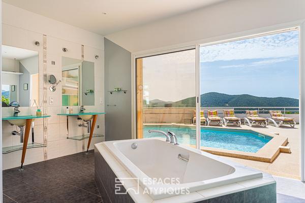 Maison d’architecte vue sur mer, collines et golf