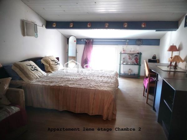 Maison de 200m² avec 4 chambres, garage piscine + local commercial tout commerce sur 760m² de terrain