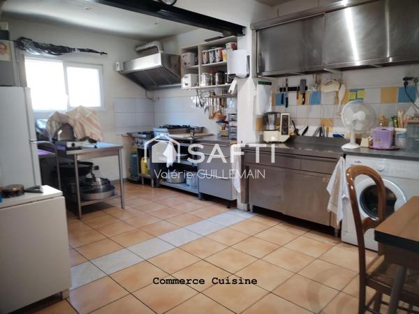 Maison de 200m² avec 4 chambres, garage piscine + local commercial tout commerce sur 760m² de terrain