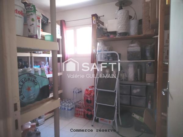 Maison de 200m² avec 4 chambres, garage piscine + local commercial tout commerce sur 760m² de terrain