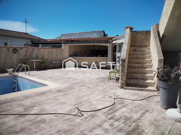 Maison de 200m² avec 4 chambres, garage piscine + local commercial tout commerce sur 760m² de terrain