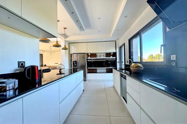 Entraigues-sur-la-Sorgue (84320) Maison Entraigues Sur La Sorgue 9 pièce(s) 200 m2