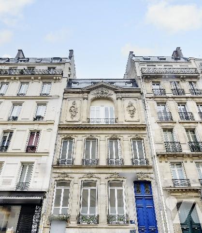 Hôtel particulier, usage commercial, R+3, 14 pièces, élevé sur sous-sol, 321 m² utiles env. Libre.