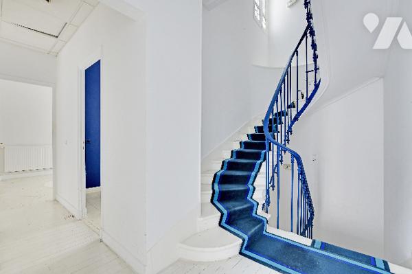 Hôtel particulier, usage commercial, R+3, 14 pièces, élevé sur sous-sol, 321 m² utiles env. Libre.