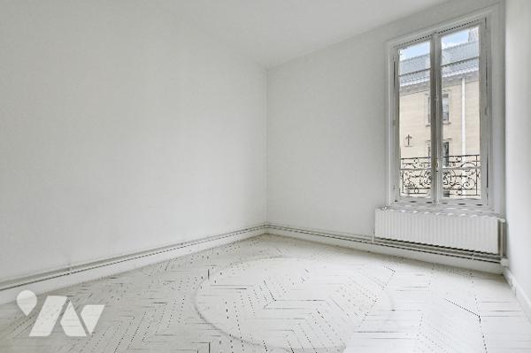 Hôtel particulier, usage commercial, R+3, 14 pièces, élevé sur sous-sol, 321 m² utiles env. Libre.