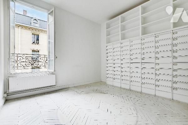 Hôtel particulier, usage commercial, R+3, 14 pièces, élevé sur sous-sol, 321 m² utiles env. Libre.