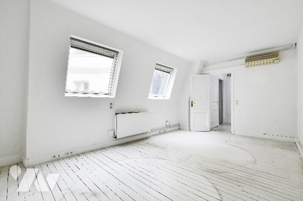 Hôtel particulier, usage commercial, R+3, 14 pièces, élevé sur sous-sol, 321 m² utiles env. Libre.