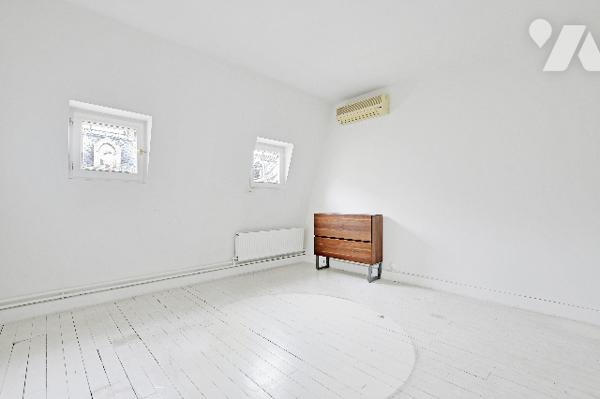 Hôtel particulier, usage commercial, R+3, 14 pièces, élevé sur sous-sol, 321 m² utiles env. Libre.