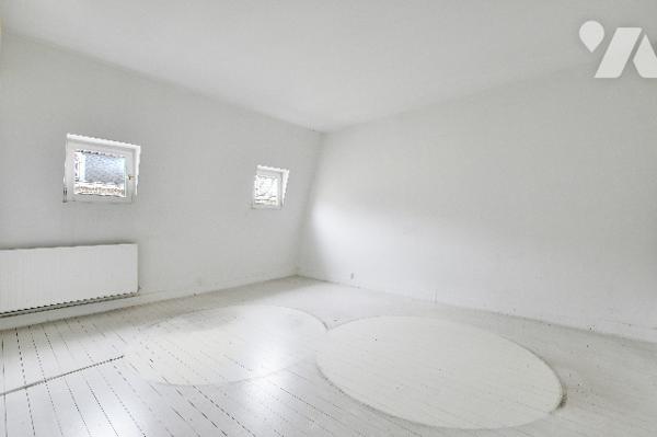 Hôtel particulier, usage commercial, R+3, 14 pièces, élevé sur sous-sol, 321 m² utiles env. Libre.