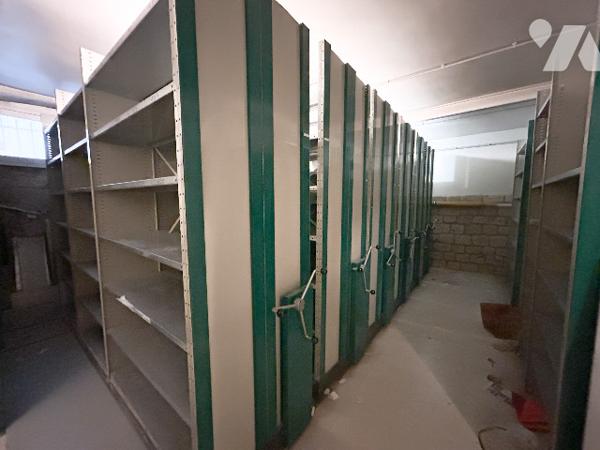 Hôtel particulier, usage commercial, R+3, 14 pièces, élevé sur sous-sol, 321 m² utiles env. Libre.