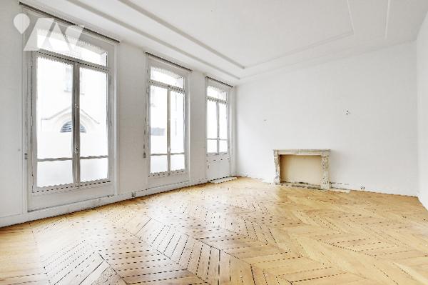 Hôtel particulier, usage commercial, R+3, 14 pièces, élevé sur sous-sol, 321 m² utiles env. Libre.