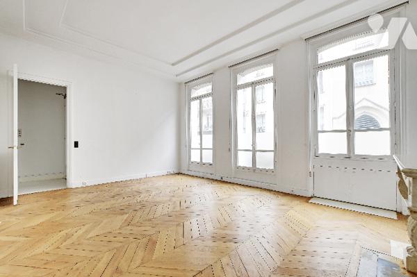 Hôtel particulier, usage commercial, R+3, 14 pièces, élevé sur sous-sol, 321 m² utiles env. Libre.