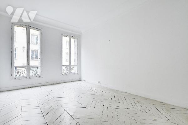 Hôtel particulier, usage commercial, R+3, 14 pièces, élevé sur sous-sol, 321 m² utiles env. Libre.