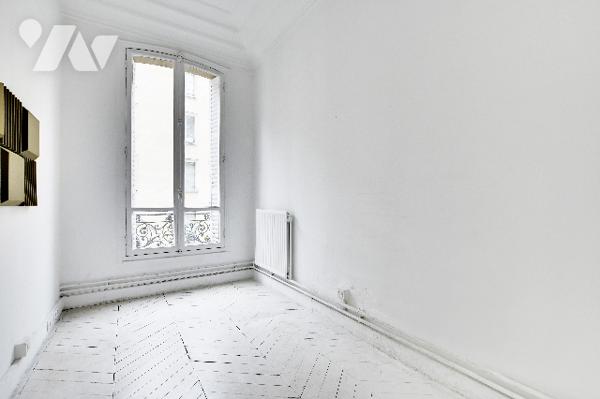 Hôtel particulier, usage commercial, R+3, 14 pièces, élevé sur sous-sol, 321 m² utiles env. Libre.