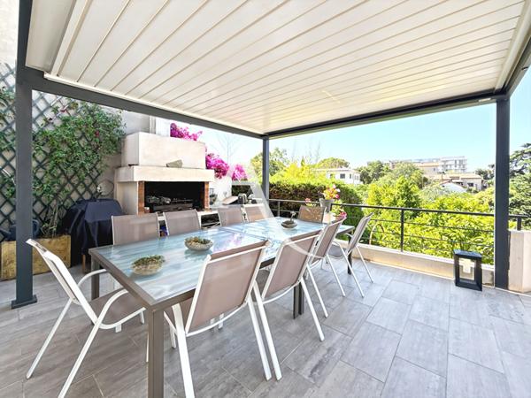 Co-Exclusivité - CANNES - VILLA FAMILIALE 200m² AVEC PISCINE ET 3 DÉPENDANCES À 5 MINUTES DE LA CROISETTE