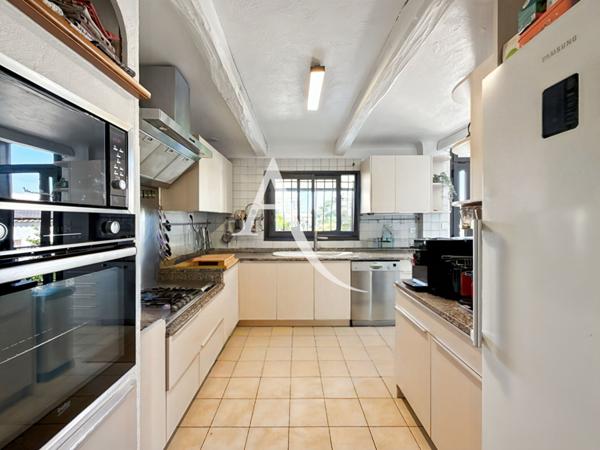 Co-Exclusivité - CANNES - VILLA FAMILIALE 200m² AVEC PISCINE ET 3 DÉPENDANCES À 5 MINUTES DE LA CROISETTE