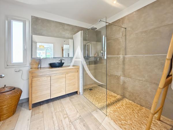 Co-Exclusivité - CANNES - VILLA FAMILIALE 200m² AVEC PISCINE ET 3 DÉPENDANCES À 5 MINUTES DE LA CROISETTE