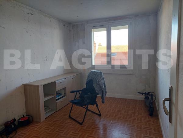 𝐀𝐩𝐩𝐚𝐫𝐭𝐞𝐦𝐞𝐧𝐭 𝟒 𝐩𝐢𝐞̀𝐜𝐞𝐬 𝐥𝐮𝐦𝐢𝐧𝐞𝐮𝐱 𝐚𝐯𝐞𝐜 𝐛𝐚𝐥𝐜𝐨𝐧 𝐞𝐭 𝐥𝐨𝐠𝐠𝐢𝐚 – 𝐎𝐩𝐩𝐨𝐫𝐭𝐮𝐧𝐢𝐭𝐞́ 𝐚̀ 𝐓𝐫𝐨𝐲𝐞𝐬