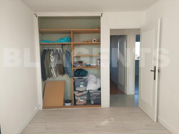 𝐀𝐩𝐩𝐚𝐫𝐭𝐞𝐦𝐞𝐧𝐭 𝟒 𝐩𝐢𝐞̀𝐜𝐞𝐬 𝐥𝐮𝐦𝐢𝐧𝐞𝐮𝐱 𝐚𝐯𝐞𝐜 𝐛𝐚𝐥𝐜𝐨𝐧 𝐞𝐭 𝐥𝐨𝐠𝐠𝐢𝐚 – 𝐎𝐩𝐩𝐨𝐫𝐭𝐮𝐧𝐢𝐭𝐞́ 𝐚̀ 𝐓𝐫𝐨𝐲𝐞𝐬