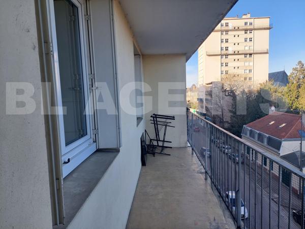 𝐀𝐩𝐩𝐚𝐫𝐭𝐞𝐦𝐞𝐧𝐭 𝟒 𝐩𝐢𝐞̀𝐜𝐞𝐬 𝐥𝐮𝐦𝐢𝐧𝐞𝐮𝐱 𝐚𝐯𝐞𝐜 𝐛𝐚𝐥𝐜𝐨𝐧 𝐞𝐭 𝐥𝐨𝐠𝐠𝐢𝐚 – 𝐎𝐩𝐩𝐨𝐫𝐭𝐮𝐧𝐢𝐭𝐞́ 𝐚̀ 𝐓𝐫𝐨𝐲𝐞𝐬