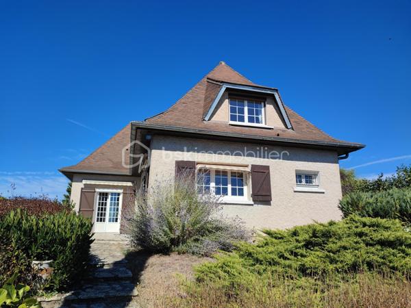 Laissez-vous séduire par cette charmante maison traditionnelle sur sous-sol total, idéalement située à seulement 3 minutes de Pont-sur-Yonne, dans un environnement calme et verdoyant, tout en restant proche des commodités.

🌿 Un extérieur rare et privilégié
Implantée sur un magnifique terrain arboré de 1 580 m², cette propriété surplombe la campagne environnante et offre une vue imprenable sans aucun vis-à-vis.
Vous profiterez pleinement de cet environnement grâce à deux grandes terrasses exposées plein sud, accessibles depuis la cuisine et le séjour : un véritable havre de paix pour vos moments de détente.

🏡 Des volumes généreux et une belle luminosité
Avec ses 140 m² habitables, cette maison rénovée allie charme et fonctionnalité :
	•	Une entrée avec placard
	•	Un superbe séjour cathédrale de 49 m² avec cheminée ouverte
	•	Une grande cuisine équipée
	•	Une chambre de plain-pied
	•	Une salle de bain avec douche et baignoire
	•	WC séparés

À l’étage :
	•	Une mezzanine ouverte sur le séjour
	•	Deux belles chambres
	•	Une salle d’eau
	•	WC séparés

🔧 Sous-sol total et prestations de qualité
Le sous-sol de 90 m² offre de nombreux atouts :
	•	Grand garage (2 véhicules)
	•	Cuisine d’été
	•	Atelier / espace de rangement

Confort et équipements :
	•	Chauffage central (évolutif en pompe à chaleur)
	•	Portail motorisé
	•	Volets roulants électriques
	•	Menuiseries PVC double vitrage récentes
	•	Toiture en tuiles plates révisée récemment

📍 Localisation idéale
	•	Accès rapide à l’autoroute A5 (10 min)
	•	Gare de Pont-sur-Yonne (TER vers Paris Gare de Lyon)

💡 Les atouts qui font la différence :
✔ Vue exceptionnelle
✔ Aucun vis-à-vis
✔ Maison saine et bien entretenue
✔ Aucun gros travaux à prévoir
✔ Parfait pour une famille en quête de tranquillité

💰 Prix : 239 000 € (honoraires à la charge de l’acquéreur)

À visiter sans tarder 
Cette annonce référence 327588 vous est présentée par votre agent commercial BSK Immobilier GILLES LADEGAILLERIE (EI) - 0684755837 immatriculé au RSAC de MELUN (77000) sous le numéro 83009942000028