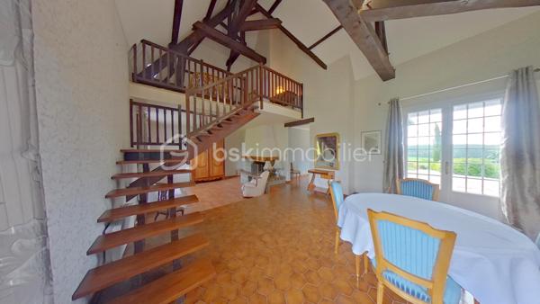 Laissez-vous séduire par cette charmante maison traditionnelle sur sous-sol total, idéalement située à seulement 3 minutes de Pont-sur-Yonne, dans un environnement calme et verdoyant, tout en restant proche des commodités.

🌿 Un extérieur rare et privilégié
Implantée sur un magnifique terrain arboré de 1 580 m², cette propriété surplombe la campagne environnante et offre une vue imprenable sans aucun vis-à-vis.
Vous profiterez pleinement de cet environnement grâce à deux grandes terrasses exposées plein sud, accessibles depuis la cuisine et le séjour : un véritable havre de paix pour vos moments de détente.

🏡 Des volumes généreux et une belle luminosité
Avec ses 140 m² habitables, cette maison rénovée allie charme et fonctionnalité :
	•	Une entrée avec placard
	•	Un superbe séjour cathédrale de 49 m² avec cheminée ouverte
	•	Une grande cuisine équipée
	•	Une chambre de plain-pied
	•	Une salle de bain avec douche et baignoire
	•	WC séparés

À l’étage :
	•	Une mezzanine ouverte sur le séjour
	•	Deux belles chambres
	•	Une salle d’eau
	•	WC séparés

🔧 Sous-sol total et prestations de qualité
Le sous-sol de 90 m² offre de nombreux atouts :
	•	Grand garage (2 véhicules)
	•	Cuisine d’été
	•	Atelier / espace de rangement

Confort et équipements :
	•	Chauffage central (évolutif en pompe à chaleur)
	•	Portail motorisé
	•	Volets roulants électriques
	•	Menuiseries PVC double vitrage récentes
	•	Toiture en tuiles plates révisée récemment

📍 Localisation idéale
	•	Accès rapide à l’autoroute A5 (10 min)
	•	Gare de Pont-sur-Yonne (TER vers Paris Gare de Lyon)

💡 Les atouts qui font la différence :
✔ Vue exceptionnelle
✔ Aucun vis-à-vis
✔ Maison saine et bien entretenue
✔ Aucun gros travaux à prévoir
✔ Parfait pour une famille en quête de tranquillité

💰 Prix : 239 000 € (honoraires à la charge de l’acquéreur)

À visiter sans tarder 
Cette annonce référence 327588 vous est présentée par votre agent commercial BSK Immobilier GILLES LADEGAILLERIE (EI) - 0684755837 immatriculé au RSAC de MELUN (77000) sous le numéro 83009942000028