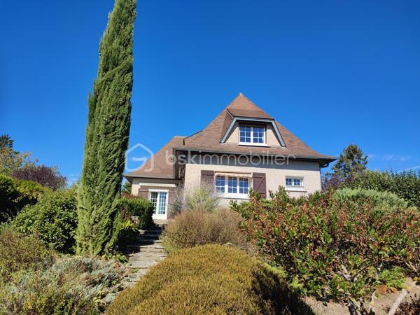 Laissez-vous séduire par cette charmante maison traditionnelle sur sous-sol total, idéalement située à seulement 3 minutes de Pont-sur-Yonne, dans un environnement calme et verdoyant, tout en restant proche des commodités.

🌿 Un extérieur rare et privilégié
Implantée sur un magnifique terrain arboré de 1 580 m², cette propriété surplombe la campagne environnante et offre une vue imprenable sans aucun vis-à-vis.
Vous profiterez pleinement de cet environnement grâce à deux grandes terrasses exposées plein sud, accessibles depuis la cuisine et le séjour : un véritable havre de paix pour vos moments de détente.

🏡 Des volumes généreux et une belle luminosité
Avec ses 140 m² habitables, cette maison rénovée allie charme et fonctionnalité :
	•	Une entrée avec placard
	•	Un superbe séjour cathédrale de 49 m² avec cheminée ouverte
	•	Une grande cuisine équipée
	•	Une chambre de plain-pied
	•	Une salle de bain avec douche et baignoire
	•	WC séparés

À l’étage :
	•	Une mezzanine ouverte sur le séjour
	•	Deux belles chambres
	•	Une salle d’eau
	•	WC séparés

🔧 Sous-sol total et prestations de qualité
Le sous-sol de 90 m² offre de nombreux atouts :
	•	Grand garage (2 véhicules)
	•	Cuisine d’été
	•	Atelier / espace de rangement

Confort et équipements :
	•	Chauffage central (évolutif en pompe à chaleur)
	•	Portail motorisé
	•	Volets roulants électriques
	•	Menuiseries PVC double vitrage récentes
	•	Toiture en tuiles plates révisée récemment

📍 Localisation idéale
	•	Accès rapide à l’autoroute A5 (10 min)
	•	Gare de Pont-sur-Yonne (TER vers Paris Gare de Lyon)

💡 Les atouts qui font la différence :
✔ Vue exceptionnelle
✔ Aucun vis-à-vis
✔ Maison saine et bien entretenue
✔ Aucun gros travaux à prévoir
✔ Parfait pour une famille en quête de tranquillité

💰 Prix : 239 000 € (honoraires à la charge de l’acquéreur)

À visiter sans tarder 
Cette annonce référence 327588 vous est présentée par votre agent commercial BSK Immobilier GILLES LADEGAILLERIE (EI) - 0684755837 immatriculé au RSAC de MELUN (77000) sous le numéro 83009942000028