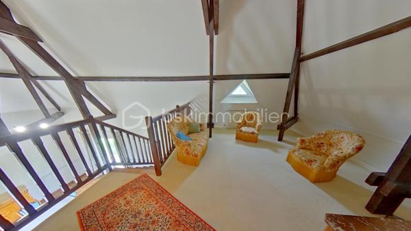 Laissez-vous séduire par cette charmante maison traditionnelle sur sous-sol total, idéalement située à seulement 3 minutes de Pont-sur-Yonne, dans un environnement calme et verdoyant, tout en restant proche des commodités.

🌿 Un extérieur rare et privilégié
Implantée sur un magnifique terrain arboré de 1 580 m², cette propriété surplombe la campagne environnante et offre une vue imprenable sans aucun vis-à-vis.
Vous profiterez pleinement de cet environnement grâce à deux grandes terrasses exposées plein sud, accessibles depuis la cuisine et le séjour : un véritable havre de paix pour vos moments de détente.

🏡 Des volumes généreux et une belle luminosité
Avec ses 140 m² habitables, cette maison rénovée allie charme et fonctionnalité :
	•	Une entrée avec placard
	•	Un superbe séjour cathédrale de 49 m² avec cheminée ouverte
	•	Une grande cuisine équipée
	•	Une chambre de plain-pied
	•	Une salle de bain avec douche et baignoire
	•	WC séparés

À l’étage :
	•	Une mezzanine ouverte sur le séjour
	•	Deux belles chambres
	•	Une salle d’eau
	•	WC séparés

🔧 Sous-sol total et prestations de qualité
Le sous-sol de 90 m² offre de nombreux atouts :
	•	Grand garage (2 véhicules)
	•	Cuisine d’été
	•	Atelier / espace de rangement

Confort et équipements :
	•	Chauffage central (évolutif en pompe à chaleur)
	•	Portail motorisé
	•	Volets roulants électriques
	•	Menuiseries PVC double vitrage récentes
	•	Toiture en tuiles plates révisée récemment

📍 Localisation idéale
	•	Accès rapide à l’autoroute A5 (10 min)
	•	Gare de Pont-sur-Yonne (TER vers Paris Gare de Lyon)

💡 Les atouts qui font la différence :
✔ Vue exceptionnelle
✔ Aucun vis-à-vis
✔ Maison saine et bien entretenue
✔ Aucun gros travaux à prévoir
✔ Parfait pour une famille en quête de tranquillité

💰 Prix : 239 000 € (honoraires à la charge de l’acquéreur)

À visiter sans tarder 
Cette annonce référence 327588 vous est présentée par votre agent commercial BSK Immobilier GILLES LADEGAILLERIE (EI) - 0684755837 immatriculé au RSAC de MELUN (77000) sous le numéro 83009942000028