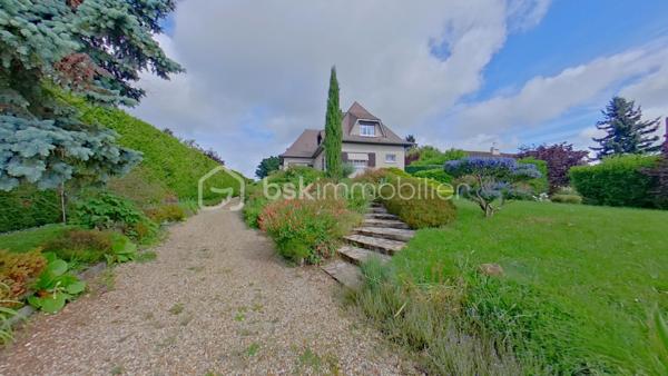Laissez-vous séduire par cette charmante maison traditionnelle sur sous-sol total, idéalement située à seulement 3 minutes de Pont-sur-Yonne, dans un environnement calme et verdoyant, tout en restant proche des commodités.

🌿 Un extérieur rare et privilégié
Implantée sur un magnifique terrain arboré de 1 580 m², cette propriété surplombe la campagne environnante et offre une vue imprenable sans aucun vis-à-vis.
Vous profiterez pleinement de cet environnement grâce à deux grandes terrasses exposées plein sud, accessibles depuis la cuisine et le séjour : un véritable havre de paix pour vos moments de détente.

🏡 Des volumes généreux et une belle luminosité
Avec ses 140 m² habitables, cette maison rénovée allie charme et fonctionnalité :
	•	Une entrée avec placard
	•	Un superbe séjour cathédrale de 49 m² avec cheminée ouverte
	•	Une grande cuisine équipée
	•	Une chambre de plain-pied
	•	Une salle de bain avec douche et baignoire
	•	WC séparés

À l’étage :
	•	Une mezzanine ouverte sur le séjour
	•	Deux belles chambres
	•	Une salle d’eau
	•	WC séparés

🔧 Sous-sol total et prestations de qualité
Le sous-sol de 90 m² offre de nombreux atouts :
	•	Grand garage (2 véhicules)
	•	Cuisine d’été
	•	Atelier / espace de rangement

Confort et équipements :
	•	Chauffage central (évolutif en pompe à chaleur)
	•	Portail motorisé
	•	Volets roulants électriques
	•	Menuiseries PVC double vitrage récentes
	•	Toiture en tuiles plates révisée récemment

📍 Localisation idéale
	•	Accès rapide à l’autoroute A5 (10 min)
	•	Gare de Pont-sur-Yonne (TER vers Paris Gare de Lyon)

💡 Les atouts qui font la différence :
✔ Vue exceptionnelle
✔ Aucun vis-à-vis
✔ Maison saine et bien entretenue
✔ Aucun gros travaux à prévoir
✔ Parfait pour une famille en quête de tranquillité

💰 Prix : 239 000 € (honoraires à la charge de l’acquéreur)

À visiter sans tarder 
Cette annonce référence 327588 vous est présentée par votre agent commercial BSK Immobilier GILLES LADEGAILLERIE (EI) - 0684755837 immatriculé au RSAC de MELUN (77000) sous le numéro 83009942000028