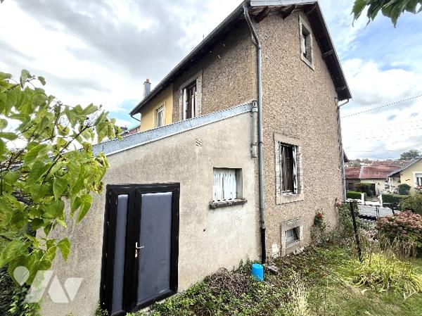 Maison de cité, d'environ 65m², mitoyenne d'un côté, 2/3 chambres, avec petit jardin clos.