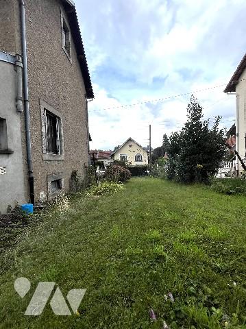 Maison de cité, d'environ 65m², mitoyenne d'un côté, 2/3 chambres, avec petit jardin clos.