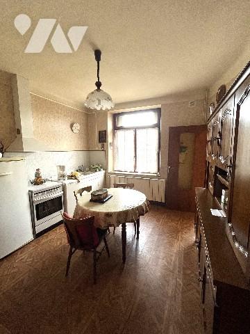 Maison de cité, d'environ 65m², mitoyenne d'un côté, 2/3 chambres, avec petit jardin clos.