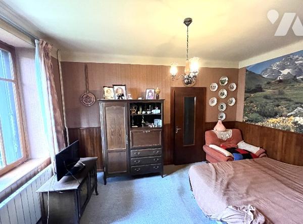 Maison de cité, d'environ 65m², mitoyenne d'un côté, 2/3 chambres, avec petit jardin clos.