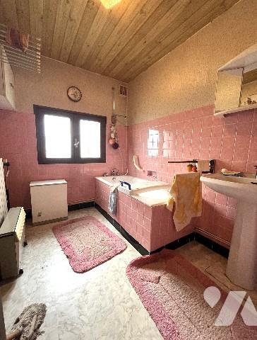 Maison de cité, d'environ 65m², mitoyenne d'un côté, 2/3 chambres, avec petit jardin clos.