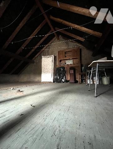 Maison de cité, d'environ 65m², mitoyenne d'un côté, 2/3 chambres, avec petit jardin clos.