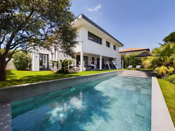 Première ligne, somptueuse villa de 300 m² habitables réalisée par un architecte de renom, avec une pleine vue océan et une belle piscine, ANGLET