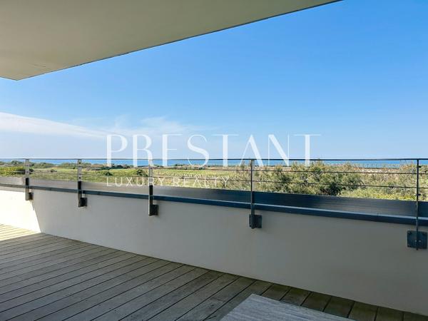 Première ligne, somptueuse villa de 300 m² habitables réalisée par un architecte de renom, avec une pleine vue océan et une belle piscine, ANGLET